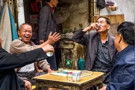 50岁后，男人在酒桌上若出现“3个行为”，说明你老了，别不信！图片