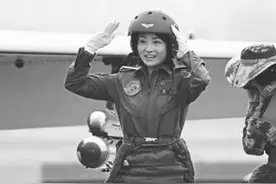 2016年我国首位歼10女飞行员牺牲，跳伞撞到僚机，导致逃生失败图片