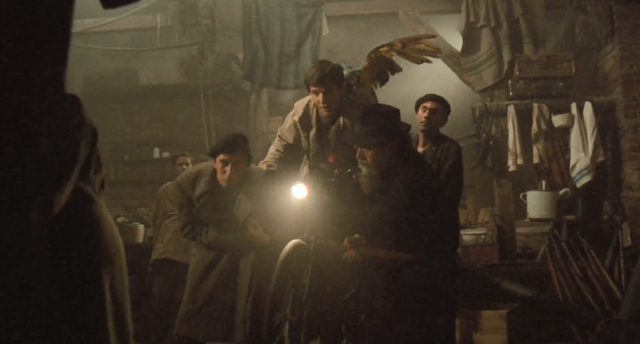 刚解封就冲上9.2！封闭管理20年，吃着狗罐头，搂着军官跳脱衣舞