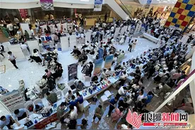 2023年临沂中招会火爆开场，首日近万名家长、考生到会，今天继续举行图片