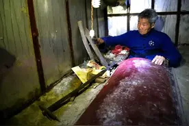 湖南深山95岁老人自建“活人墓”，斥资26万，已在其中生活20余年图片