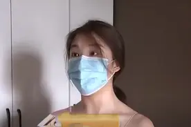 独自住公寓的美女房间空调坏了，为什么师傅修理一个月都没有修好图片