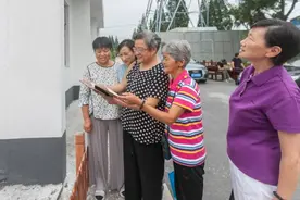 一月2000元，三个老姐妹包了农村的院子抱团养老，比想象中幸福图片