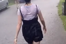 男子让老婆滚，然后冒雨追出家门，网友：他不会以为自己很深情吧图片