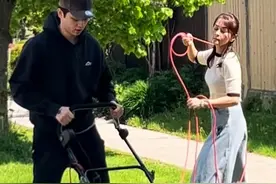 何音国外生活好惬意，母子齐心院子除草，21岁黄博远高大帅气像爸图片