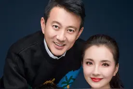 孙茜一家三口做核酸，小区内清一色豪车高档别墅！儿子打扮很朴素图片