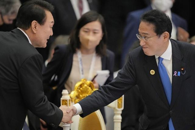 韩国前官员批尹锡悦向日本国旗低头