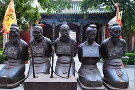 秦桧后代高中状元，在岳飞墓前写下两句诗，成千古名句传诵至今图片