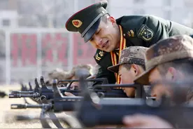 小孩想去部队当兵，本科学历两年退伍回来怎么规划？这个建议很好图片