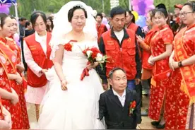 05年1.7米女子嫁1米“小矮人”，如今两人恩爱如初，经营两家小店图片