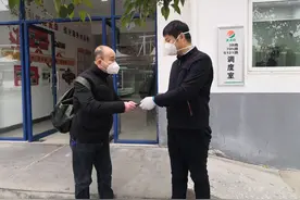 粗心乘客不慎遗落手机 细心驾驶员充满电归还图片