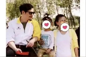 张颂文被曝已婚，妻子气质温婉，生一儿一女，现一家四口很幸福图片