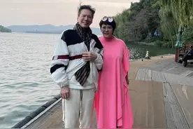 向太事业版图扩张，前往杭州买地盖房子做生意，亲自参与品牌设计图片