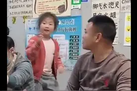 聋哑爸爸给客人修脚女儿暖心翻译图片