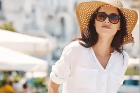 葛林若 六个小窍门助你去除讨厌的颈纹图片