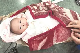 99年雇主失联之后，保姆独自抚养2弃女，时隔多年将其供成大学生图片