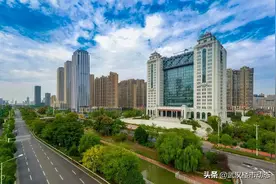 太惨了！武汉这里豪宅遍地，但是吃饭都找不到地方图片