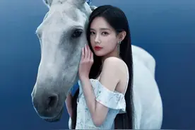 李一桐男人装真丝睡衣骑马太性感图片