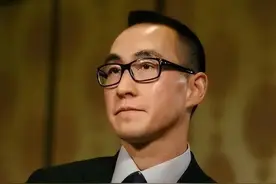 赌王二房唯一儿子何猷龙：被怀疑不是二太亲生，结婚多年感情如初图片