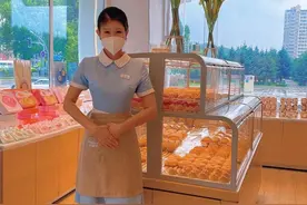 为什么好利来女员工钟爱肉色丝袜？其实原因很简单图片