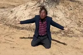 六旬老人背井离乡植树治沙“跪地求水”，我们还要漠视吗？图片