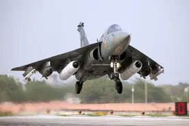 印度国产“光辉”战机，三个国家抢着买：有一个还是中国的邻国图片