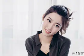 丈夫月薪8千给父母6千，生病找妻子要钱，妻掏出存款丈夫泪流满面图片