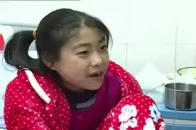 2012年，15岁女孩每天吃8顿饭10斤米，惊动政府领导后送上慰问金图片