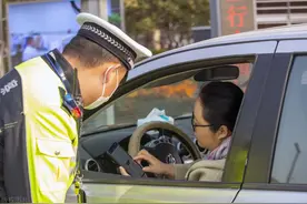 电子驾照取代纸质驾照？注意:有4种情况，车主必须出示纸质驾驶证图片