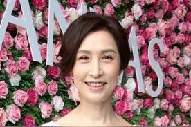 刘青云妻子真没有中年感，穿流苏白裙温婉大气，和20年前状态一样图片