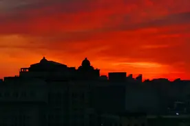 红红火火迎冬奥！今晨京城的天空，金灿灿、红彤彤图片