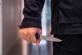 妻子出轨感染艾滋，传染一家三口，丈夫将其捅死，法院：判了图片