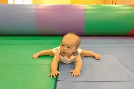 “不爬就走”与“先爬后走”的孩子，这3点差别明显，父母要清楚图片