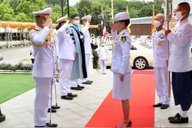 泰国帕差拉吉帝雅帕公主代国王为中部皇家大学毕业生颁发学位证书图片