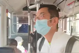 57岁香港戏骨定居内地，坐公交车出行接地气，打扮太低调无人认出图片