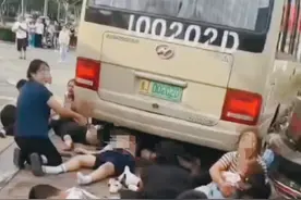 山东佛山中学门口突发严重事故，校车撞进人群已致11人遇难！肇事司机当场被抓，学校：司机与学校无矛盾冲突图片