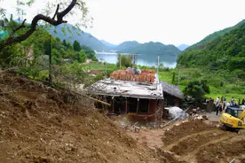 浙江老农翻新老宅，竟从地下挖出血红棺材图片
