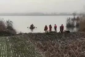 母亲抱孩子跳湖 母子均死亡 孩子仅2个月大图片