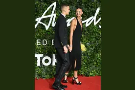 小贝19岁二儿子和女友首次走红毯！比老爸都帅，女友穿流苏裙太美图片