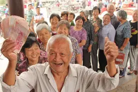 养老金上调补发后，60岁以上的农村老人，每月能领到手里多少钱？图片