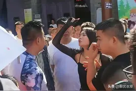西安一景区举办泼水节，女网红被男子泼水后大发雷霆，并大打出手图片