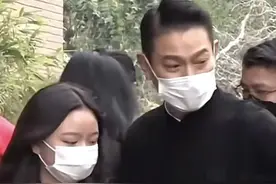 刘德华父亲出殡，11岁爱女罕见露面：长发大眼，跟随父母吃素图片