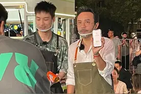 48岁汪涵录节目被偶遇，汗水浸湿衬衫仍卖力，衰老明显被指太沧桑图片