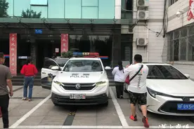 高考第一天，太投入！考生树林复习忘登车，警用专车急送考图片