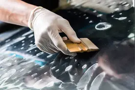 车窗膜气泡咋办？撕膜会导致后窗玻璃报废？撕还是不撕？图片