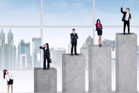 会议座位安排，一级主任科员（不兼实职）和实职副科谁在前面？图片