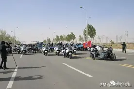 二连浩特公安：圆满完成“相约草原·机动二连”摩旅机车穿越嘉年华暨骑士那达慕活动安保工作图片