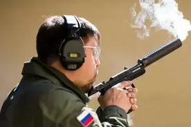 “蟒蛇”自动手枪：容弹量18发，有效射程100米图片