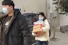 朱小伟和陈萌开豪车回家过二月二，大衣哥家中围囤祈福，接受采访图片