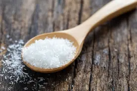 专家呼吁停止食用，比味精还伤骨骼，建议大家：尽量少吃一些图片